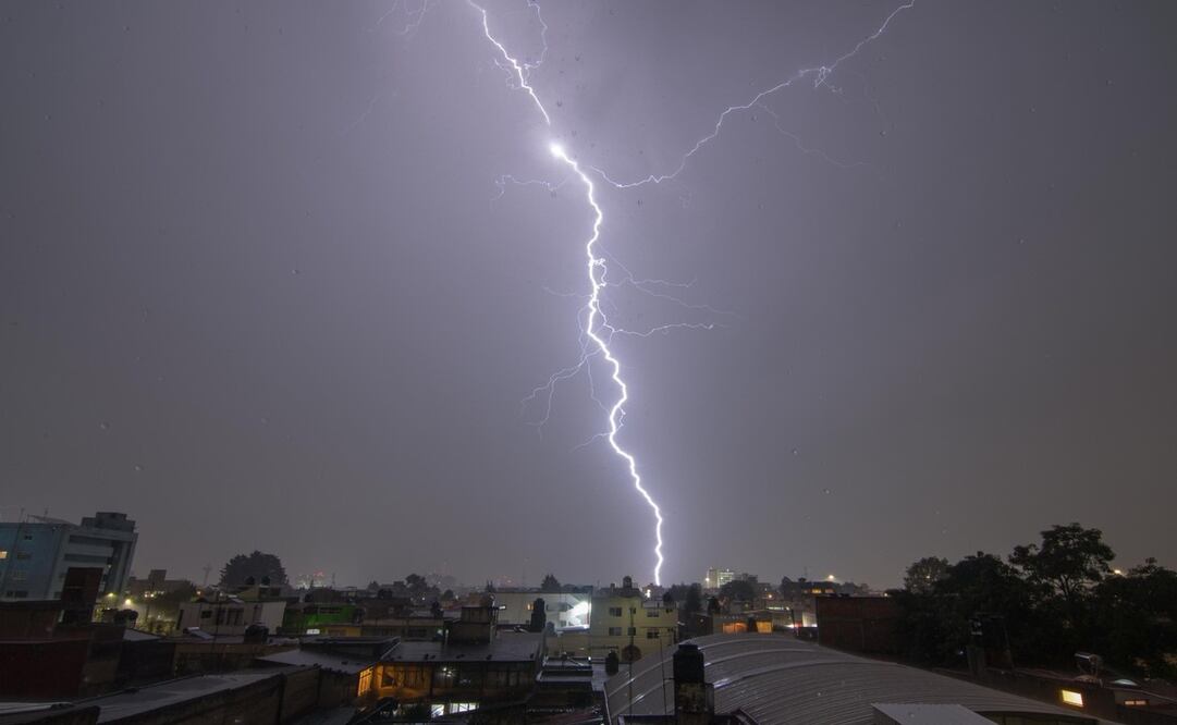Un rayo impactó la noche del jueves a Ramón Tinajera, trabajador del organismo municipal del agua OPDAPAS de Ixtapaluca. / Foto: Arturo Hernández / El Universal Estado de México