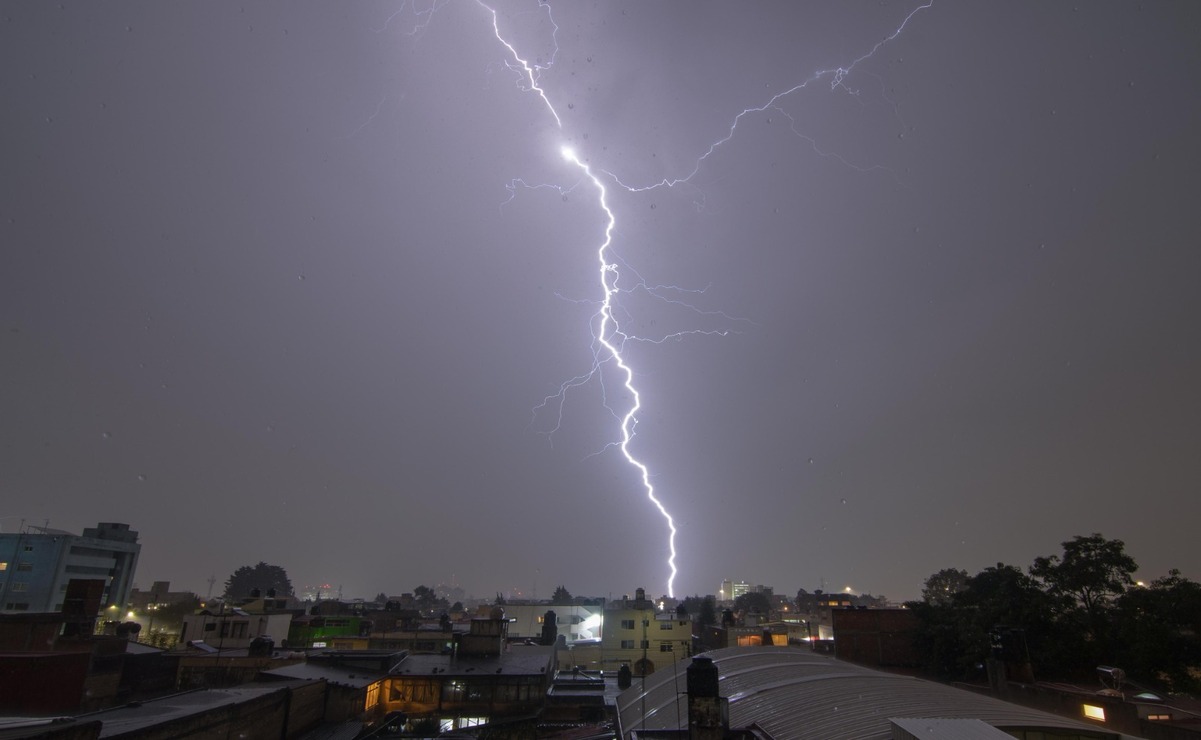 Un rayo impactó la noche del jueves a Ramón Tinajera, trabajador del organismo municipal del agua OPDAPAS de Ixtapaluca. / Foto: Arturo Hernández / El Universal Estado de México