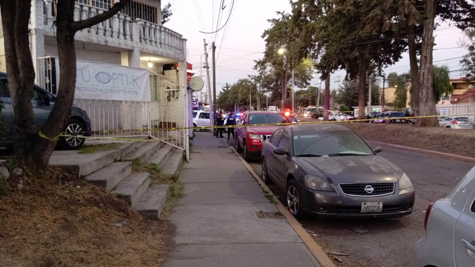 Un hombre fue asesinado a balazos mientras conducía su camioneta en la calle Hacienda de la Quemada. Foto Claudia Rodríguez