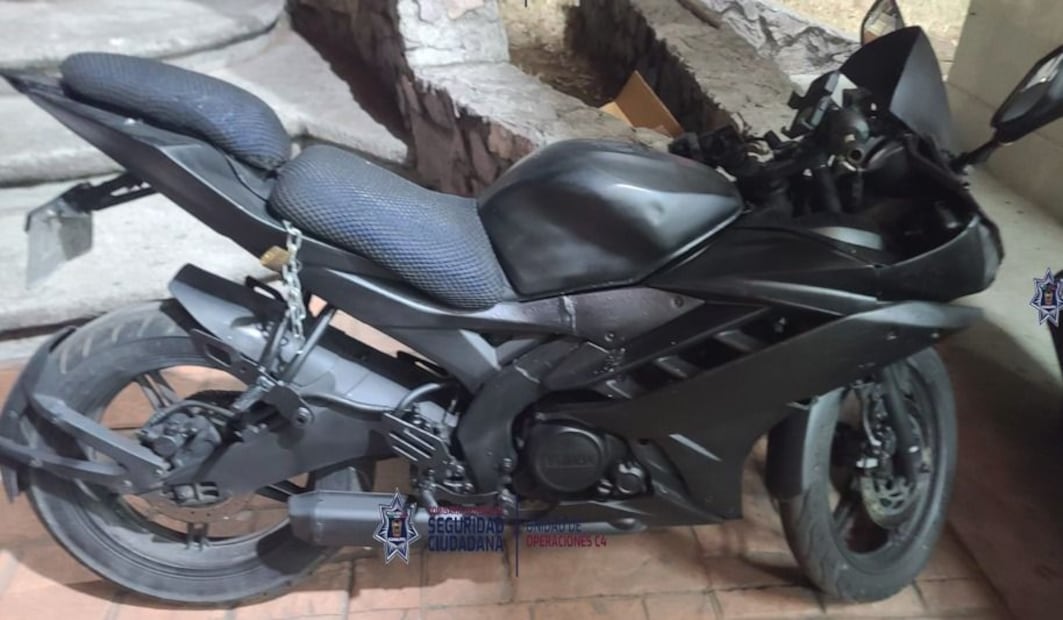 Elementos de la Policía Municipal interceptaron a los presuntos homicidas cuando intentaban huir a bordo de una motocicleta Yamaha. Foto Especial