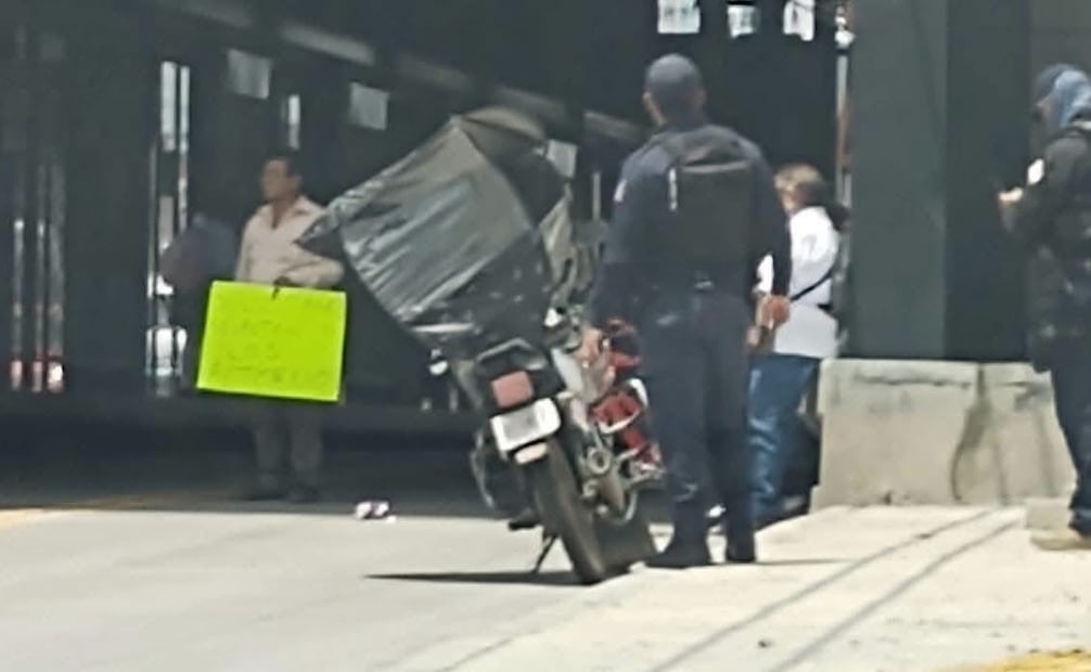 El bloqueo provoca un severo caos vial y retrasos para automovilistas en el suroriente del Valle de México. Foto Especial