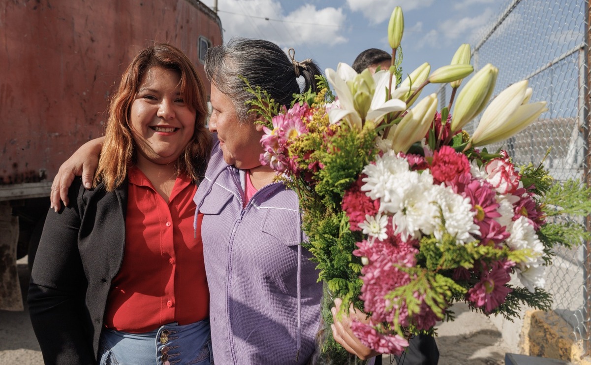 Con lágrimas de alegría en los ojos, Lucía abraza a sus seres queridos después de 14 años de prisión / Foto: Yaretzy Osnaya