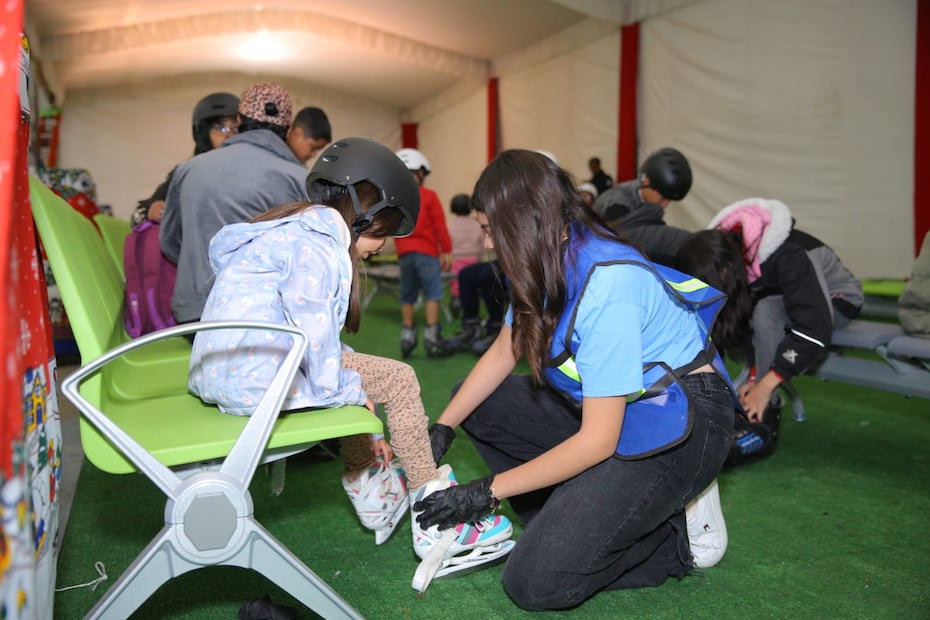 Además del patinaje, la explanada de San Cristóbal ofrece un árbol monumental y shows de nieve artificial en días específicos de diciembre y enero. Foto Especial