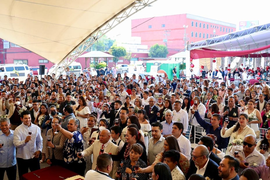 Al termina la ceremonia las parejas pudieron disfrutar de una verbena popular donde hubo comida, música de mariachi y rifas. Foto: especial