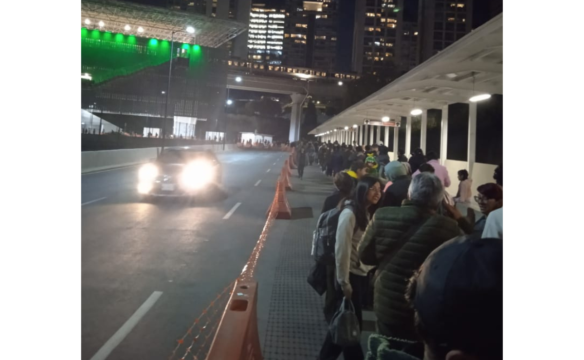 Usuarios del Tren Interurbano esperan pacientemente ante nuevos retrasos Foto: Especial