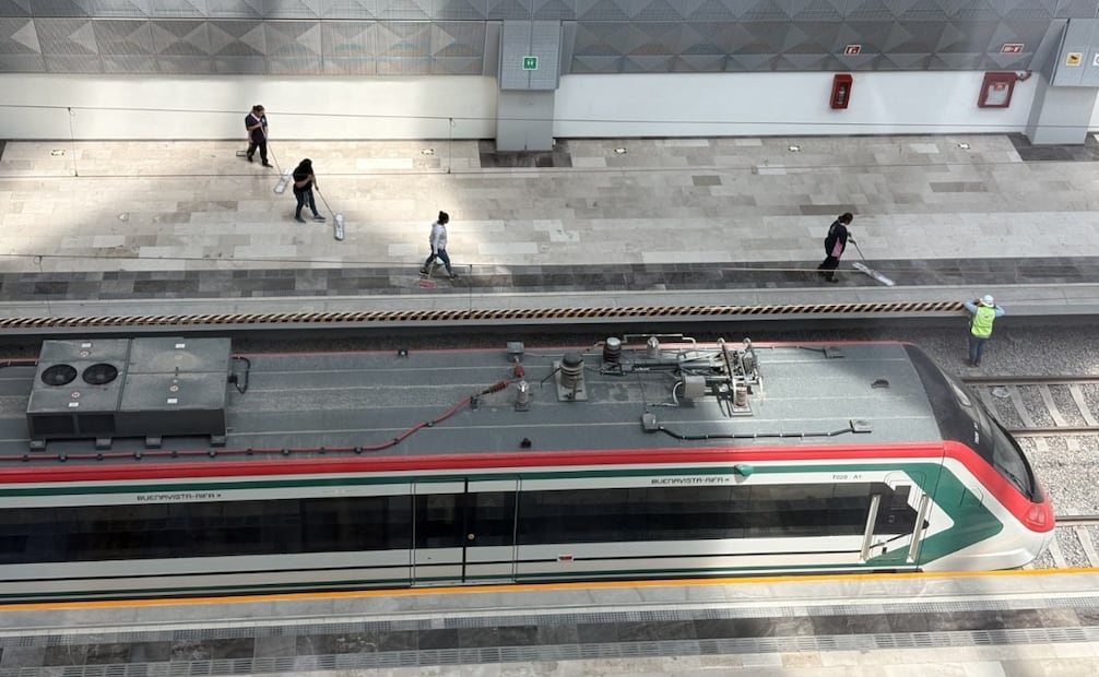 Electricistas instalan luminarias LED y colocan cintas de advertencia en andenes previo a la electrificación de las vías. Foto Arturo Contreras / El Universal