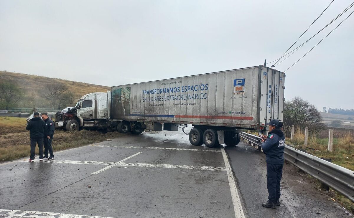 Dos tráileres se volcaron en la carretera Atlacomulco-Toluca, a la altura del Puente de San Bernabé. Foto: Especial