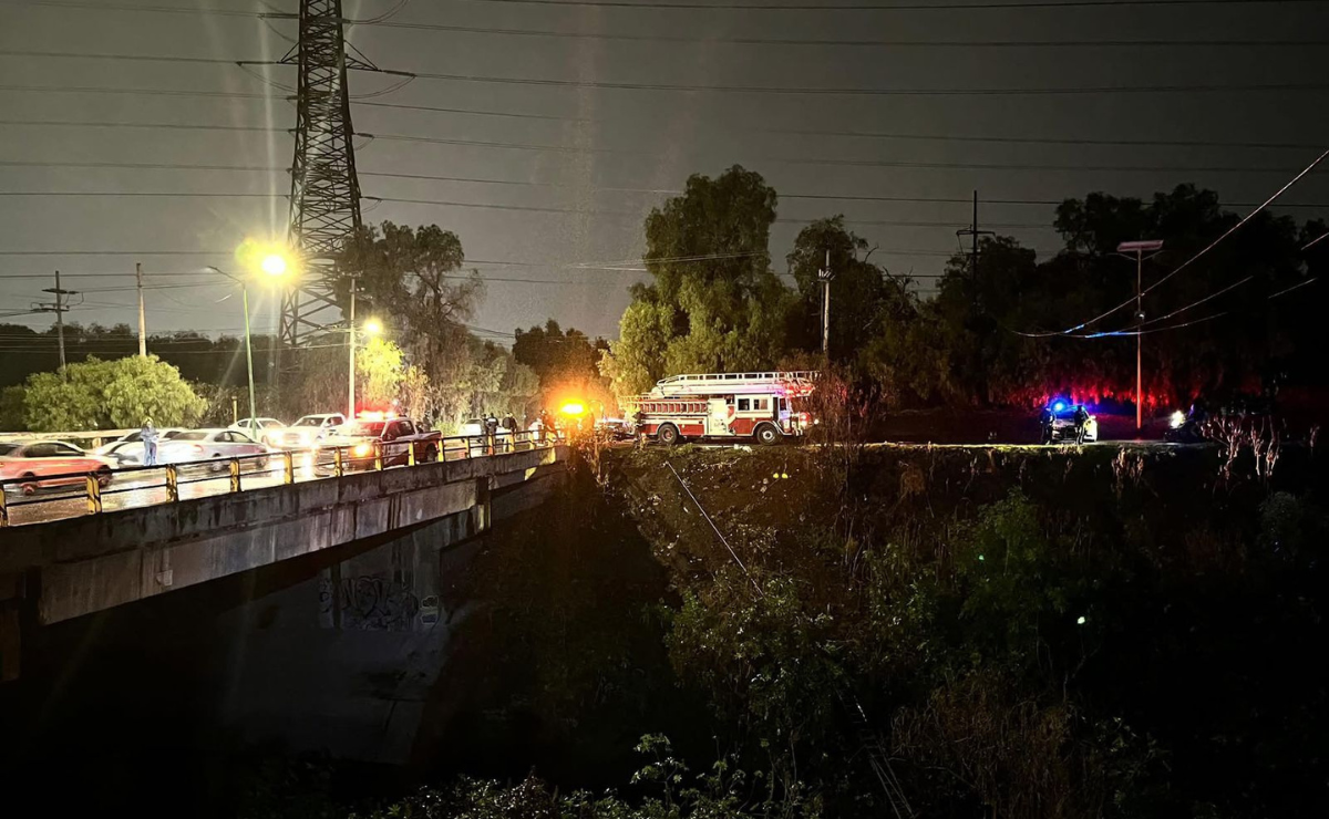 Un ciudadano es puesto a salvo tras caer al peligroso canal Emisor Poniente en Cuautitlán, una vía no apta para el paso vehicular. Foto: Especial