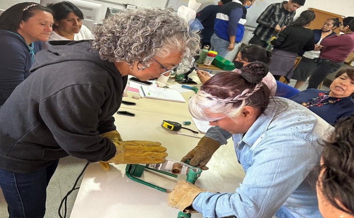 Las mujeres reciben sesiones de capacitación sobre plomería / Foto: Especial