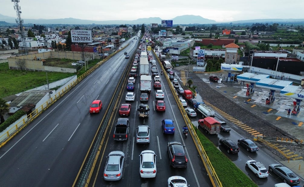 Las fuertes lluvias provocan encharcamientos severos en los cruces de la carretera Toluca-Tenango por Calimaya, Mexicaltzingo, Tenango y Metepec. Foto Especial