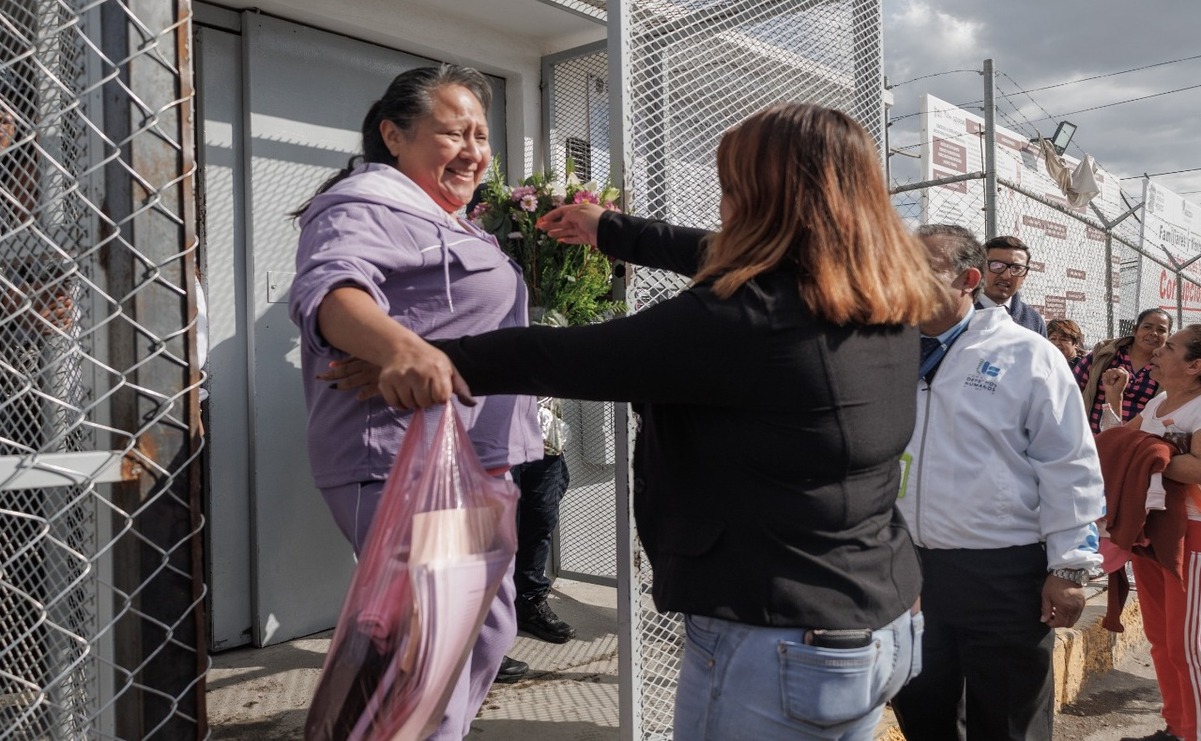 Lucía da sus primeros pasos en libertad, rodeada de sus abogados y familiares que la apoyaron en su lucha por la justicia / Foto: Yaretzy Osnaya