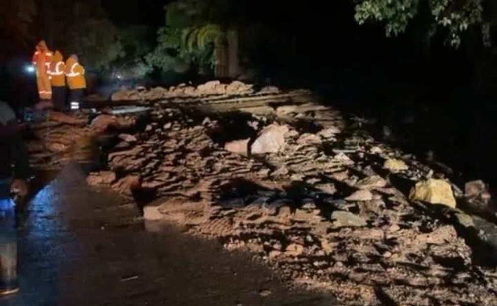 Elementos de Protección Civil evalúan los daños en la comunidad de San Pedro Tenayac tras el desgajamiento de un cerro provocado por las intensas lluvias. Foto Especial