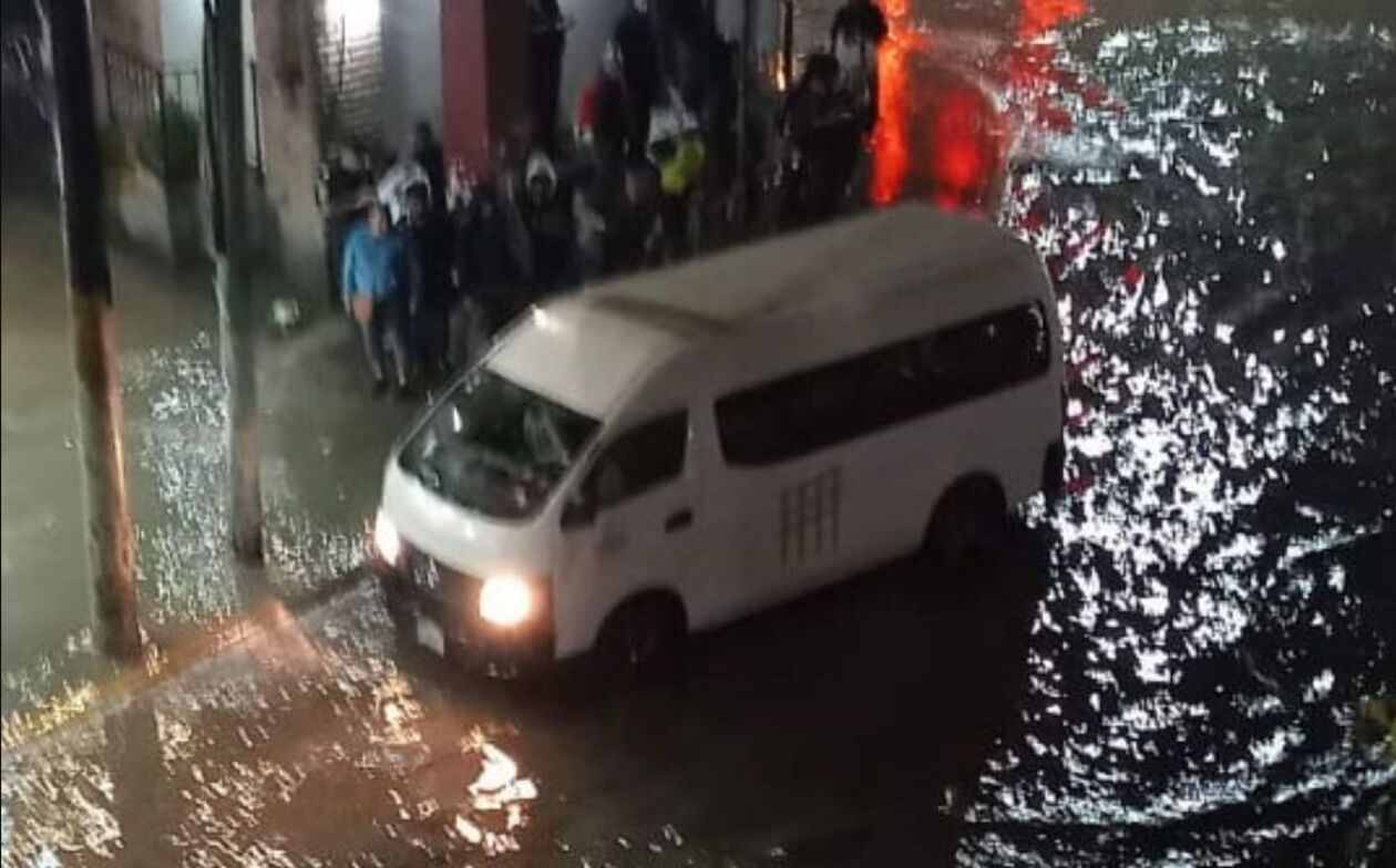 Lluvia deja inundaciones en Tultitlán