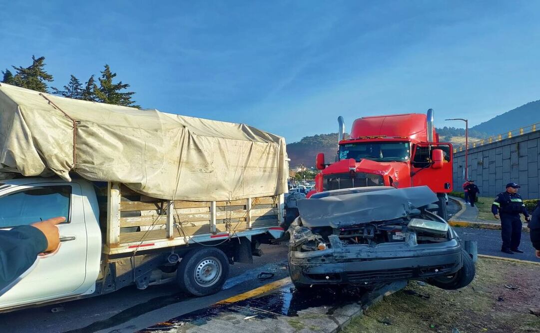 Un tráiler provocó una carambola de ocho vehículos en Atlacomulco, hacia la salida de Toluca. Foto: Especial