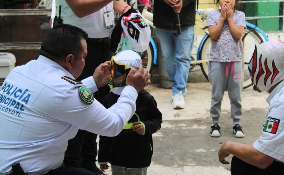 Policías-luchadores, como Rey Caballero, se unen a la entrega de juguetes en Nezahualcóyotl / Foto: Especial