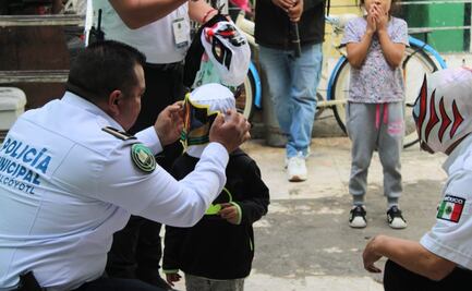 Policías de Nezahualcóyotl se convierten en Santa Claus para niños vulnerables