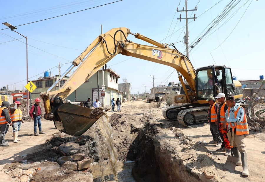 La alcaldesa Xóchitl Flores Jiménez y representantes de la SEDATU recorrieron los 2.8 kilómetros de la obra para verificar los niveles de profundidad. Foto Especial
