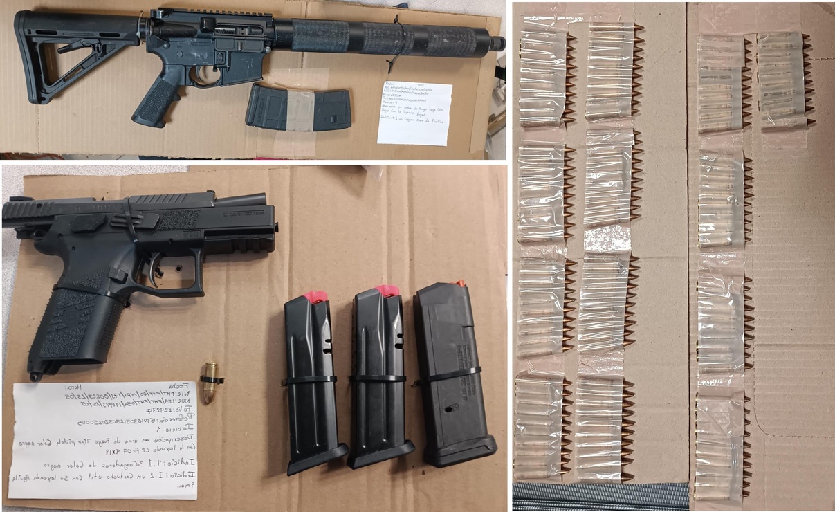 Tras la detención se aseguraron armas de fuego y cartuchos útiles. Foto: Especial