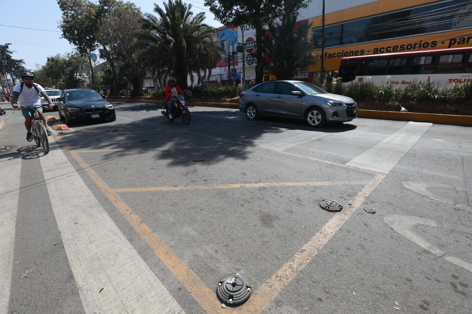 Comerciantes acusan que los transportistas invaden la ciclovía sin recibir sanciones. Foto Alejandro Vargas