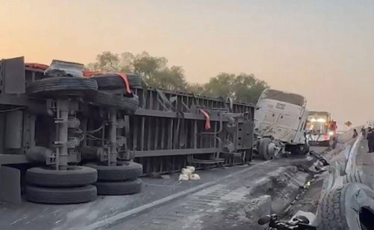 Caos vial: Tráiler cargado de pollos vuelca en el Circuito Exterior Mexiquense