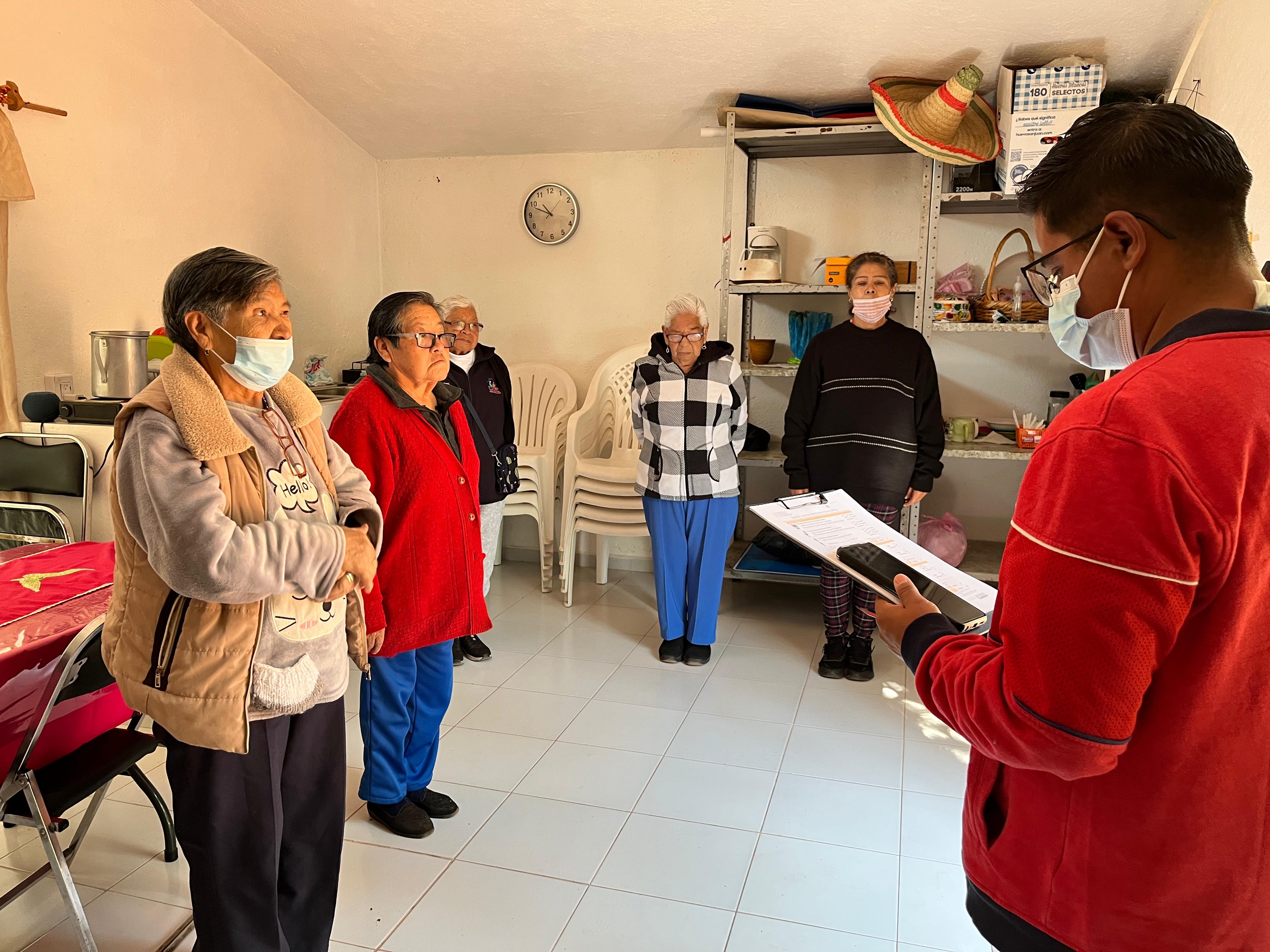 Las Casas de Dia del Adulto Mayor también brindan la oportunidad de convivir y socializar con otras personas adultas mayores. Foto Especial