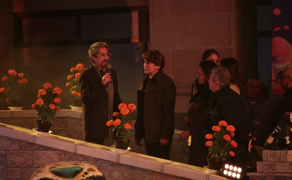 La gobernadora Delfina Gómez Álvarez encabezó la inauguración de la Ofrenda Monumental en la "Casa del Pueblo". Foto Alejandro Vargas / El Universal