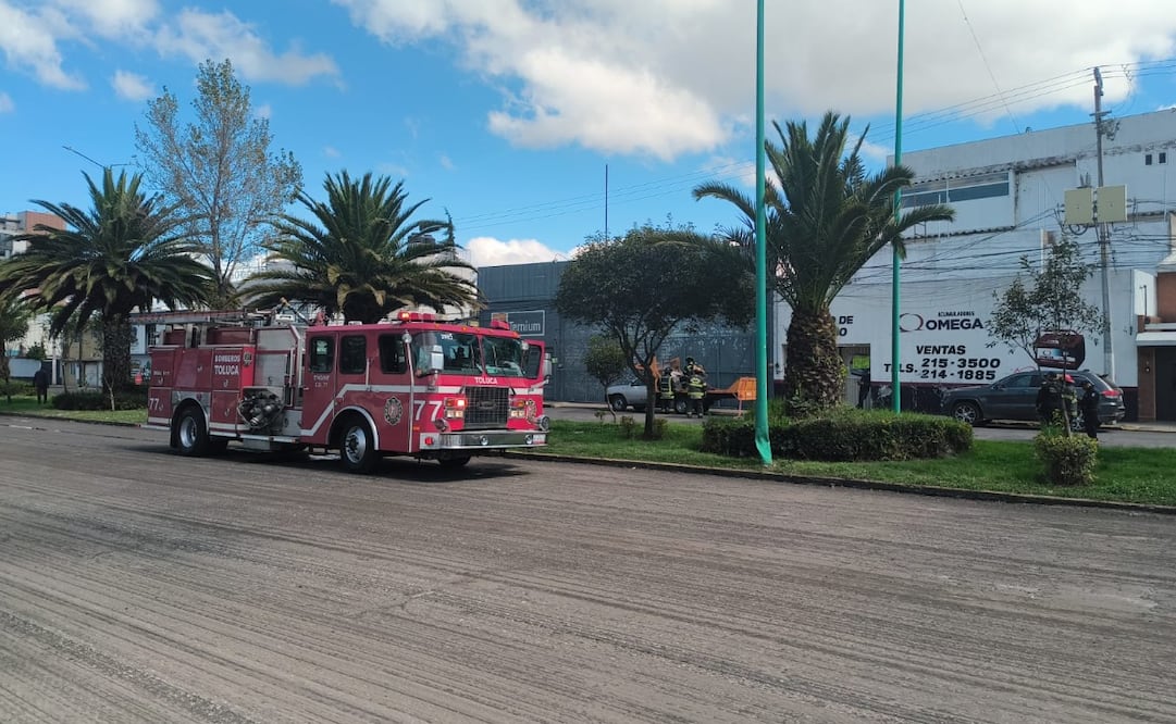 Elementos de Protección Civil acudieron a avenida Vicente Guerrero tras recibir el reporte de una fuga en el tanque estacionario de un vehículo. Foto especial