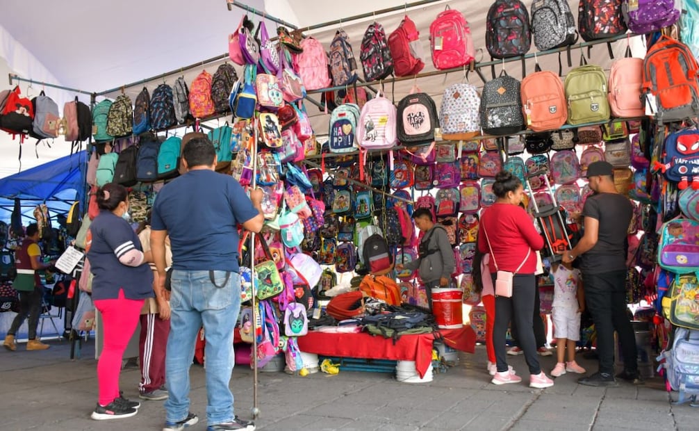 El "cobro de piso" en mercados públicos: una problemática que revive temores de décadas pasadas en el municipio. Foto Emilio Fernández / El Universal