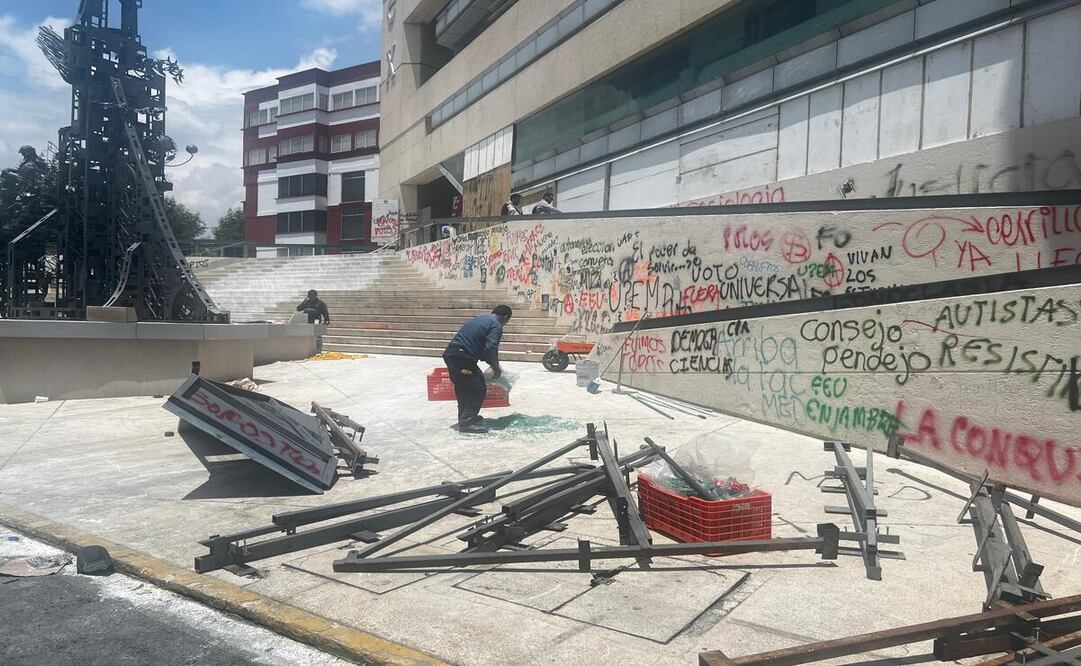 Autoridades universitarias aseguran que no habrá repercusiones por los destrozos en el edificio administrativo / Foto Arturo Hernández