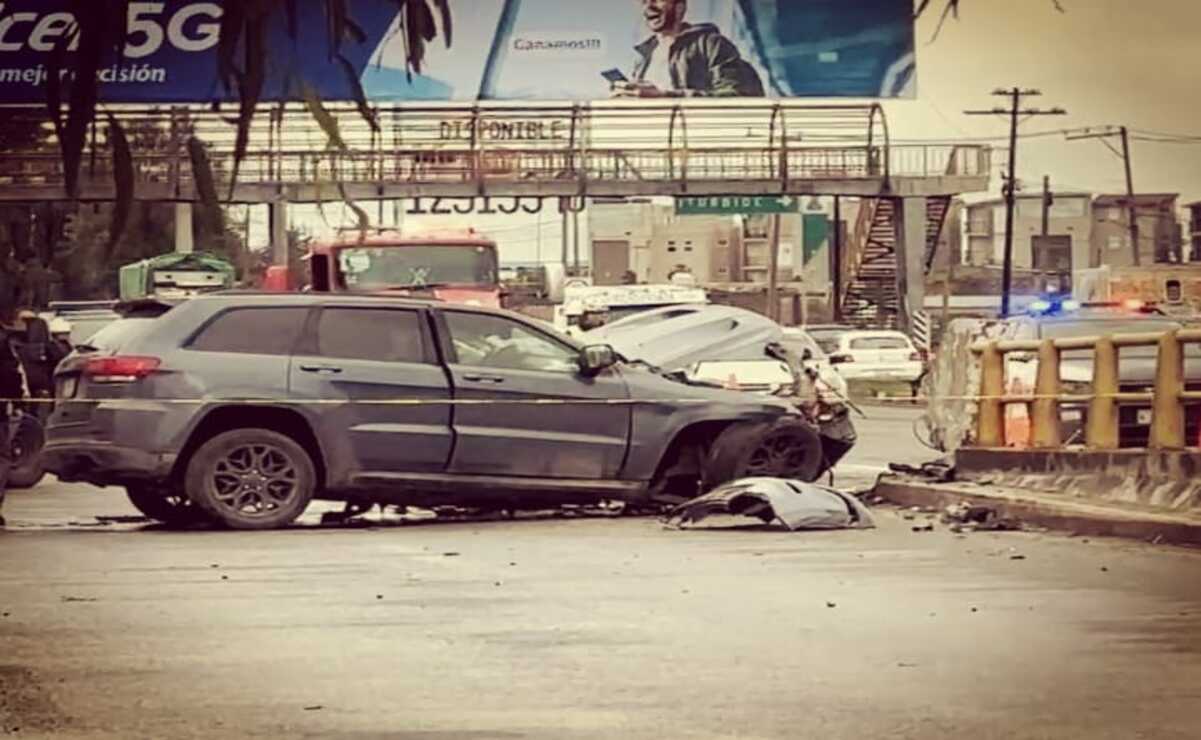 El conductor de la camioneta quedó prensado entre los fierros de la tras impactarse con el puente vehicular. Foto: Especial