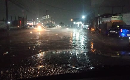 Se desborda el río San Martín y el agua ya inunda calles, casas y comercios