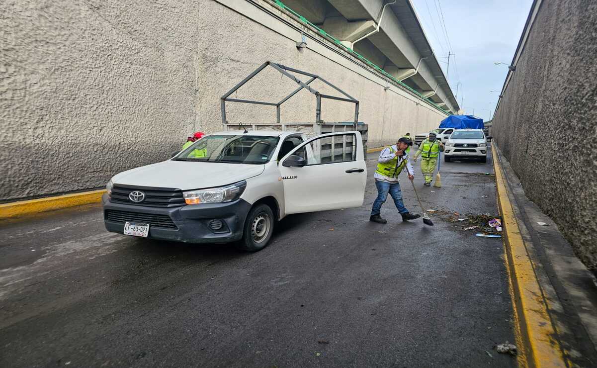 Desde tempranas horas de este domingo los servidores públicos llegaron con el vactor para despejar la calle / Foto Especial