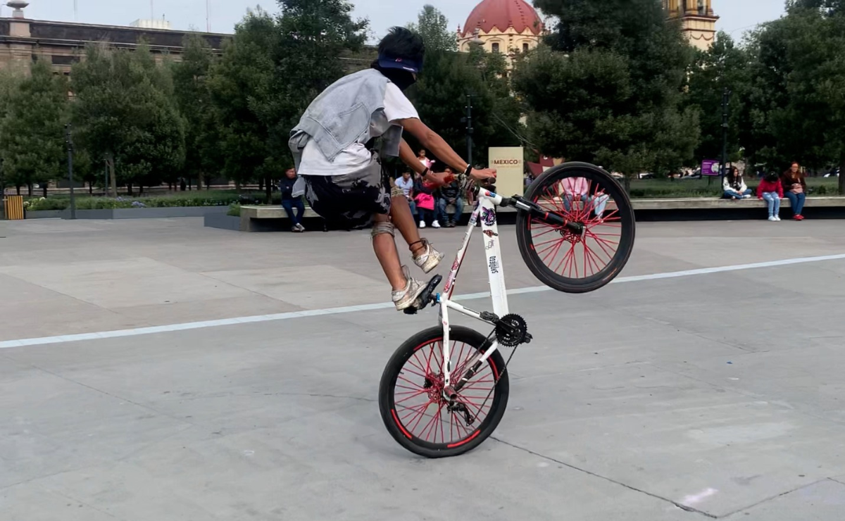 Jóvenes riders mostrando su pasión por el bikelife en las calles de Toluca. Foto: Sergio García