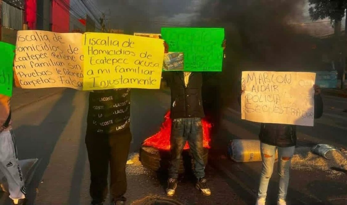 La protesta la realizan para exigir a la Fiscalía General de Justicia del Estado de México la liberación de un hombre llamado Ricardo León. Foto: especial