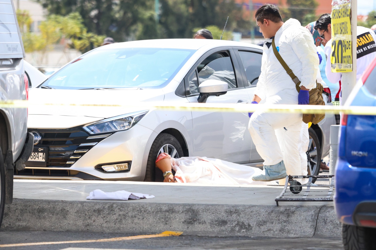 Elementos de la policía municipal de Chalco acordonaron la escena del crimen, mientras que peritos de la Fiscalía General de Justicia del Estado de México arribaron al lugar para realizar el levantamiento de los cadáveres. Foto Axel Sánchez