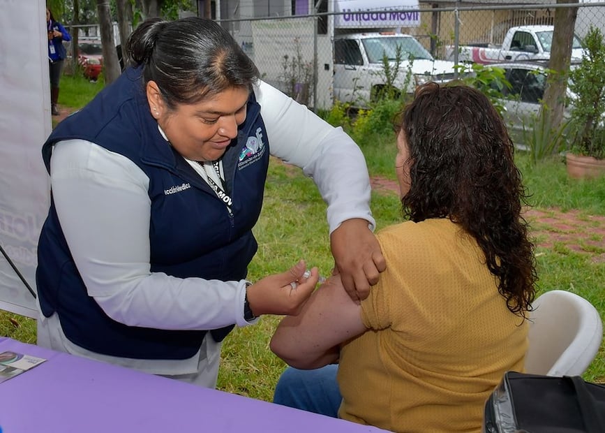 Enfermeras del DIF Atizapán aplican dosis de refuerzo para proteger a los sectores más vulnerables durante esta temporada invernal. Foto Especial
