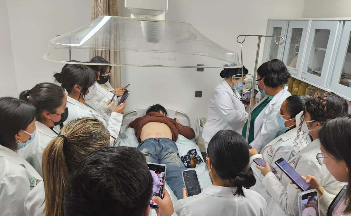 Jóvenes y adultos mayores de la UNEVT, apoyados por el programa Becas Viajes al Extranjero, traen técnicas de medicina tradicional china para mejorar la salud en el Estado de México. Foto: Especial