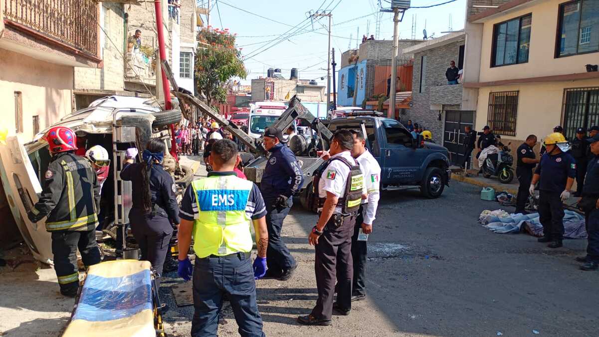 Según reportes preliminares, la unidad involucrada era una Urvan que transportaba pasajeros provenientes de Chalco.  Foto: especial