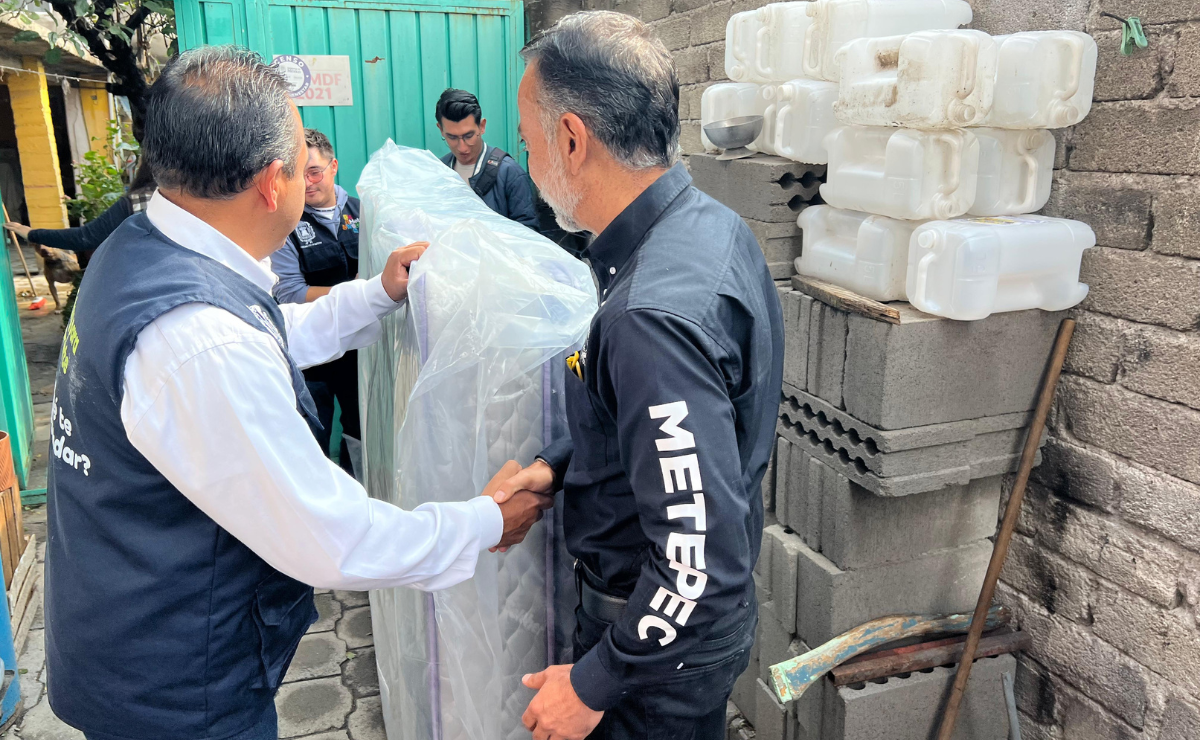 El alcalde Fernando Flores Fernández recorre las zonas afectadas para entregar colchones, muebles y material, aliviando la situación de las familias. Foto: Especial
