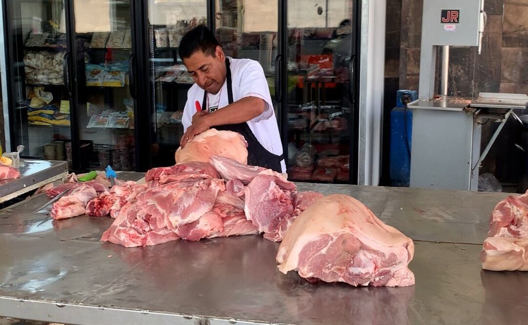 Después del arresto de un hombre que supuestamente vendía carne de perros, las ventas en las carnicerías disminuyeron en Mexicaltzingo. Foto: Sergio García