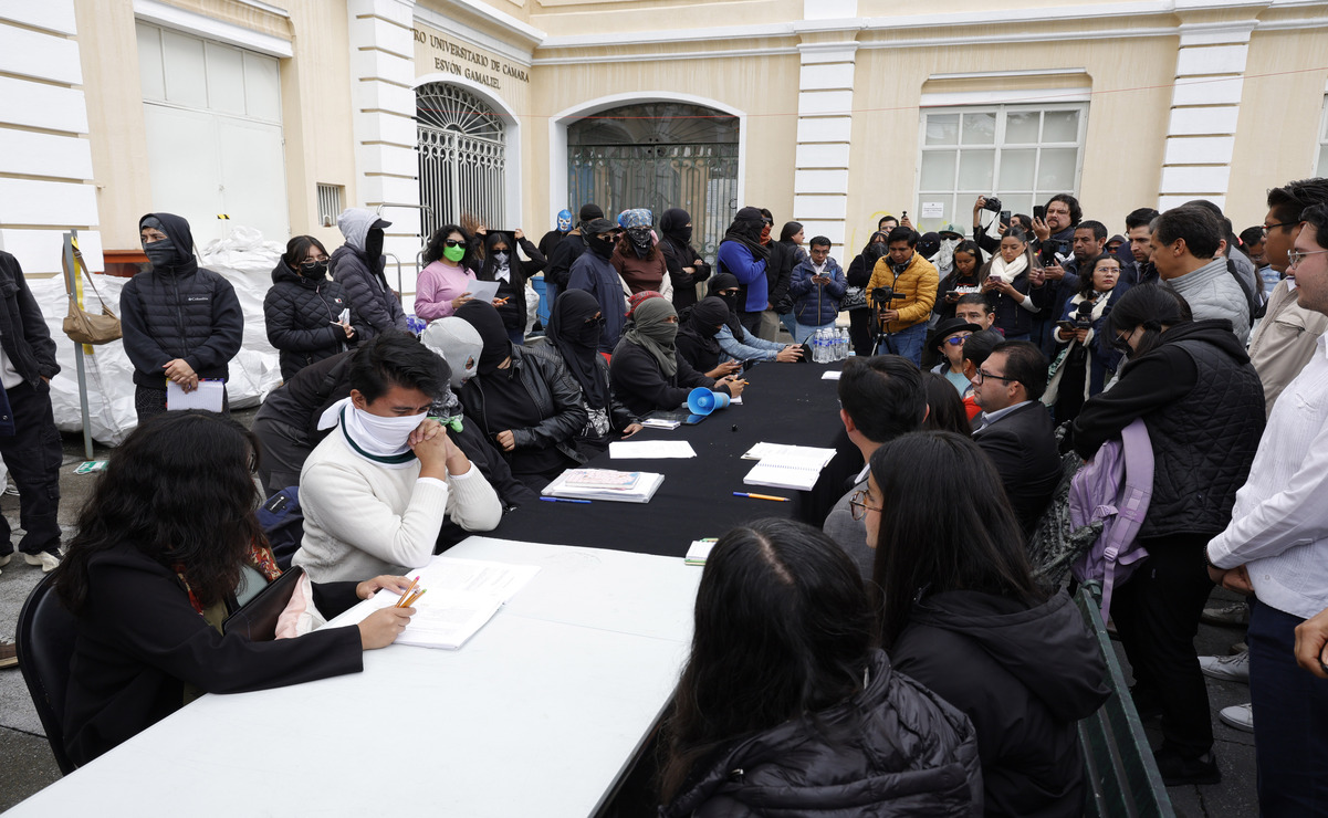 Se acordó ampliar el periodo de consulta sobre la reforma al Estatuto Universitario e integrar las propuestas unificadas del Enjambre Estudiantil Unificado respecto al artículo 43. Foto: Arturo Hernández / El Universal Estado de México