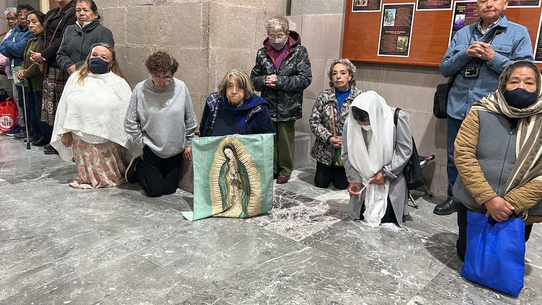 Representantes de las zonas pastorales reciben los signos jubilares que visitarán sus comunidades a partir de enero. Foto Especial