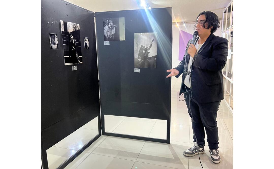Axel Krishna Cosme, autor de la exposición 'Gabinete de Sombras', posa junto a una de sus obras en el Museo del Barro de Metepec / Foto: Alejandra Santillán