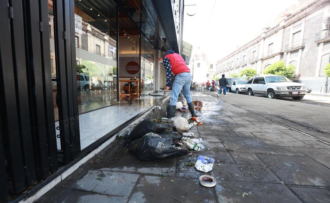 Personal de Protección Civil y Bomberos de Toluca llevó a cabo acciones de desazolvé, apoyo y atención a contingencias registradas tras la tromba que azotó la capital mexiquense. Foto: Alejandro Vargas / El Universal Estado de México