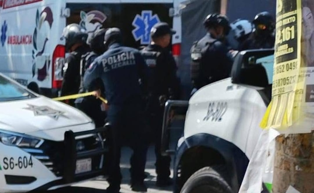 Elementos de la policía municipal y estatal resguardan la calle Citlaltepec tras el ataque armado. Foto Especial