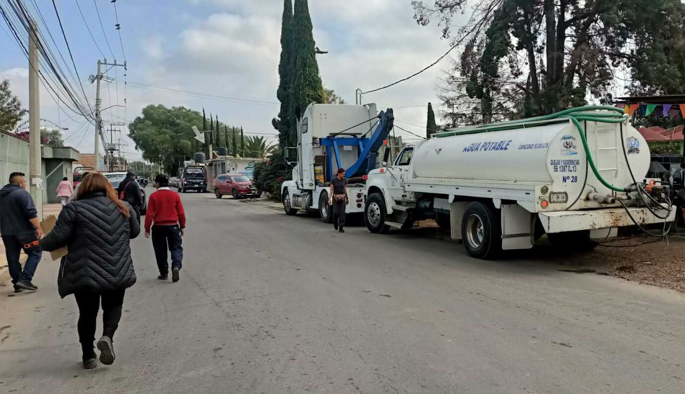 El conductor de la pipa de agua fue detenido por los vecinos, quienes lo entregaron a la policía. Foto Especial