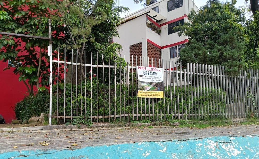 Vecinos de la Unidad Habitacional El Rosario 1 rechazan la construcción de una guardería del IMSS. Foto Gisela González / El Universal