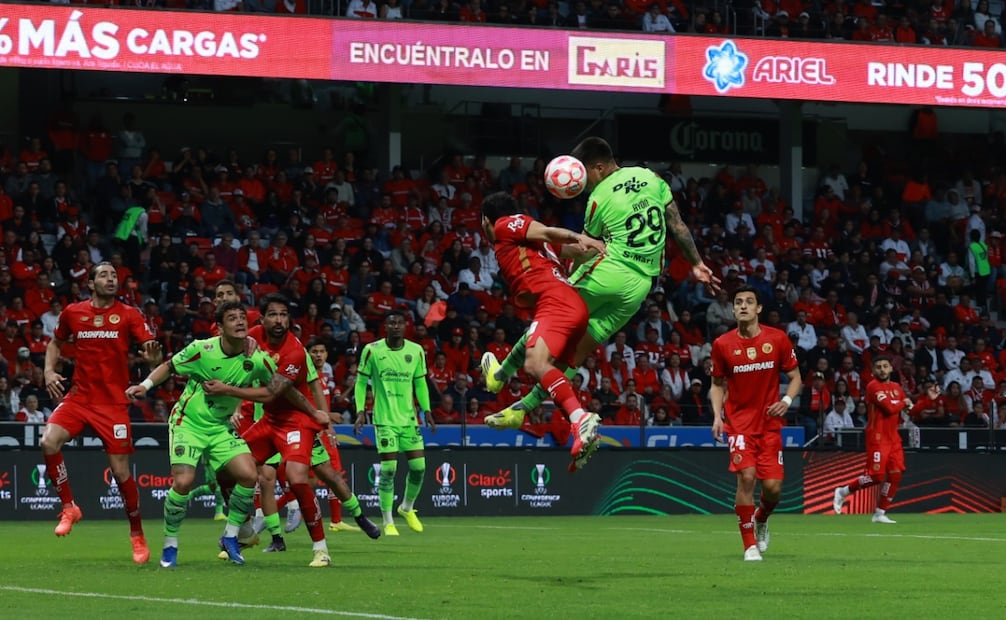 Los Diablos Rojos festejaron un triunfo contundente ante su afición en "La Bombonera". Foto Alejandro Vargas / El Universal
