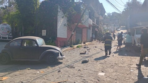 Accidente en Valle de Bravo: Autobús impacta casas y autos en el Barrio de Guadalupe