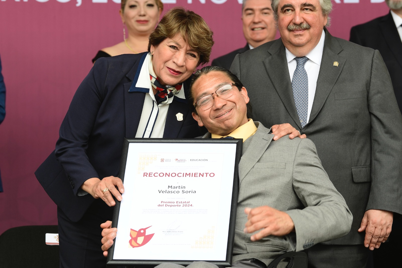 El entrenador Martín Velasco Soria también recibió el premio estatal. Foto Especial